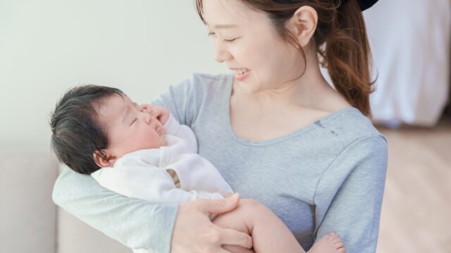 赤ちゃんを抱くお母さん